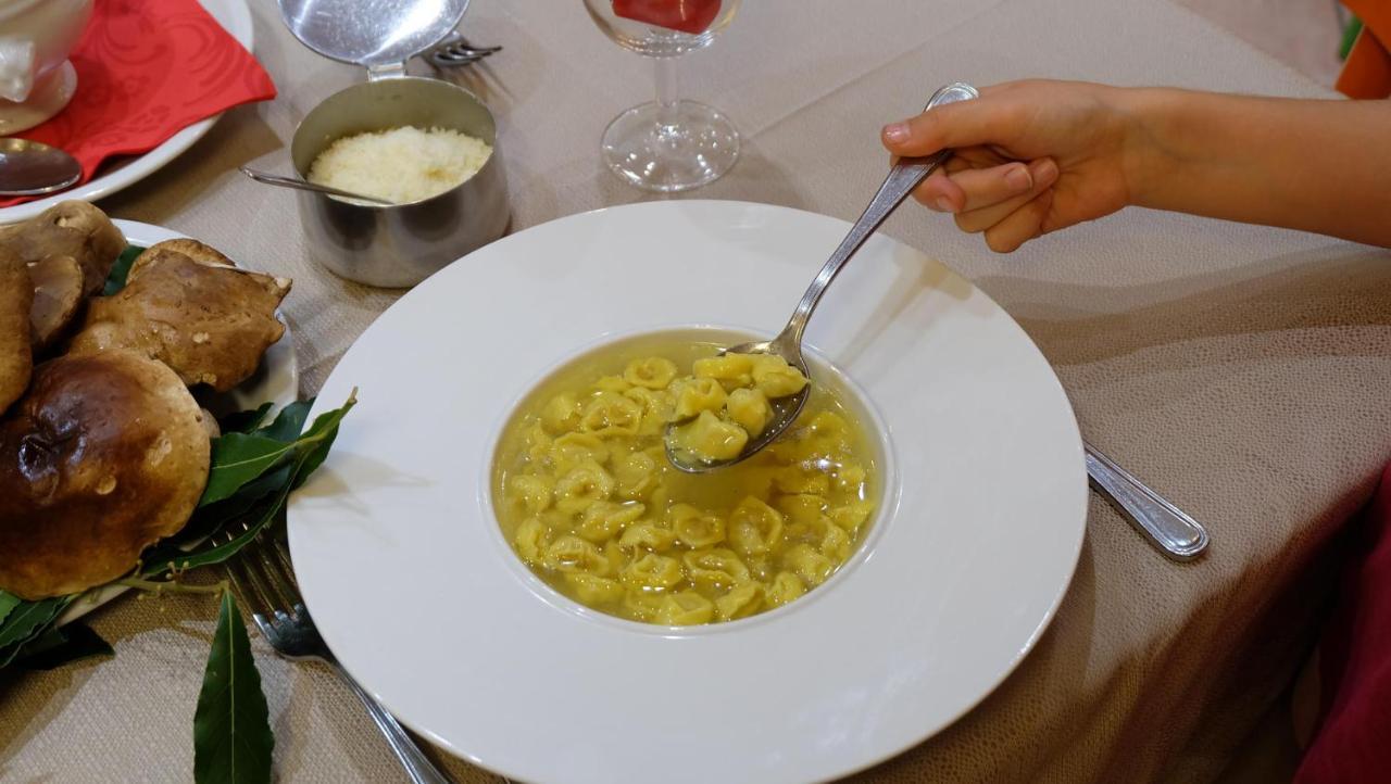 Albergo Ristorante Corsini Pavullo nel Frignano Bagian luar foto